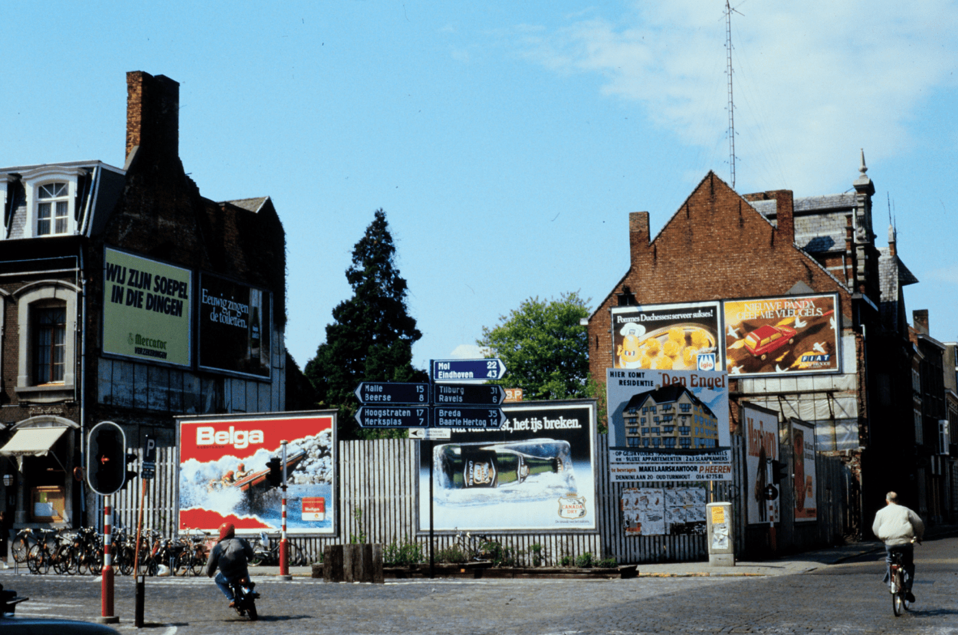 Straataffiches en reclameborden op de Grote Mark in Turnhout, jaren 80 - Stadsarchief Turnhout (container 15_1706)