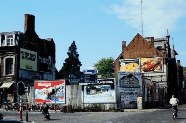 Straataffiches en reclameborden op de Grote Mark in Turnhout, jaren 80 - Stadsarchief Turnhout (container 15_1706)